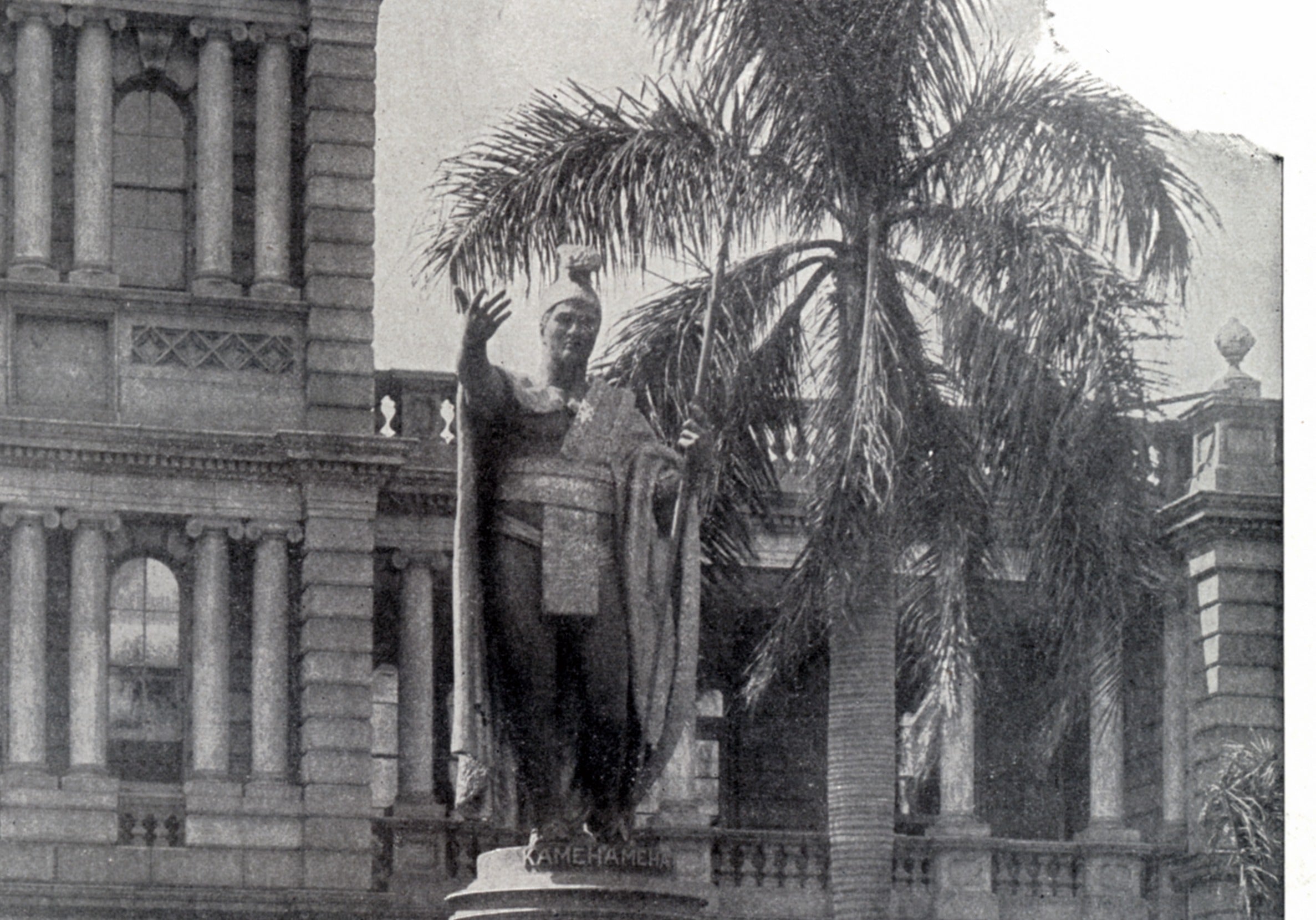 Statue of King Kamehameha the Great in front of ʻAliʻiolani Hale, Honolulu