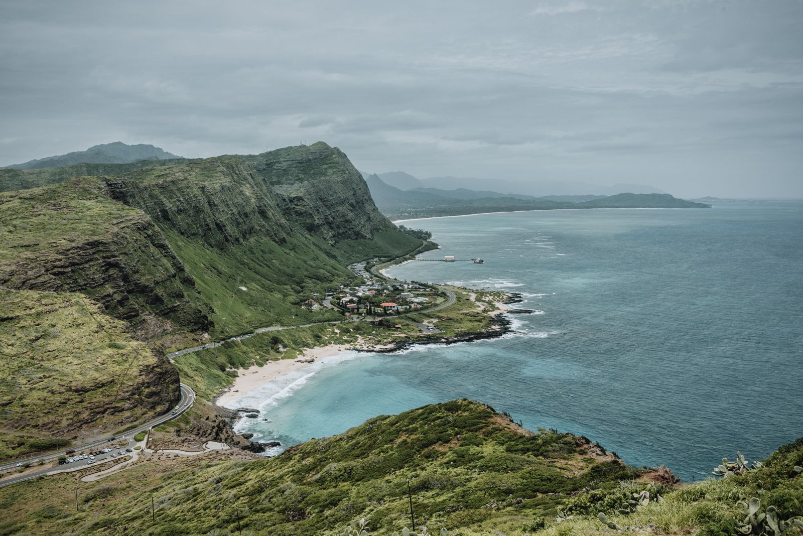 Oʻahu coastline with green sea cliffs and a turquoise beach cove, Hawaiʻi