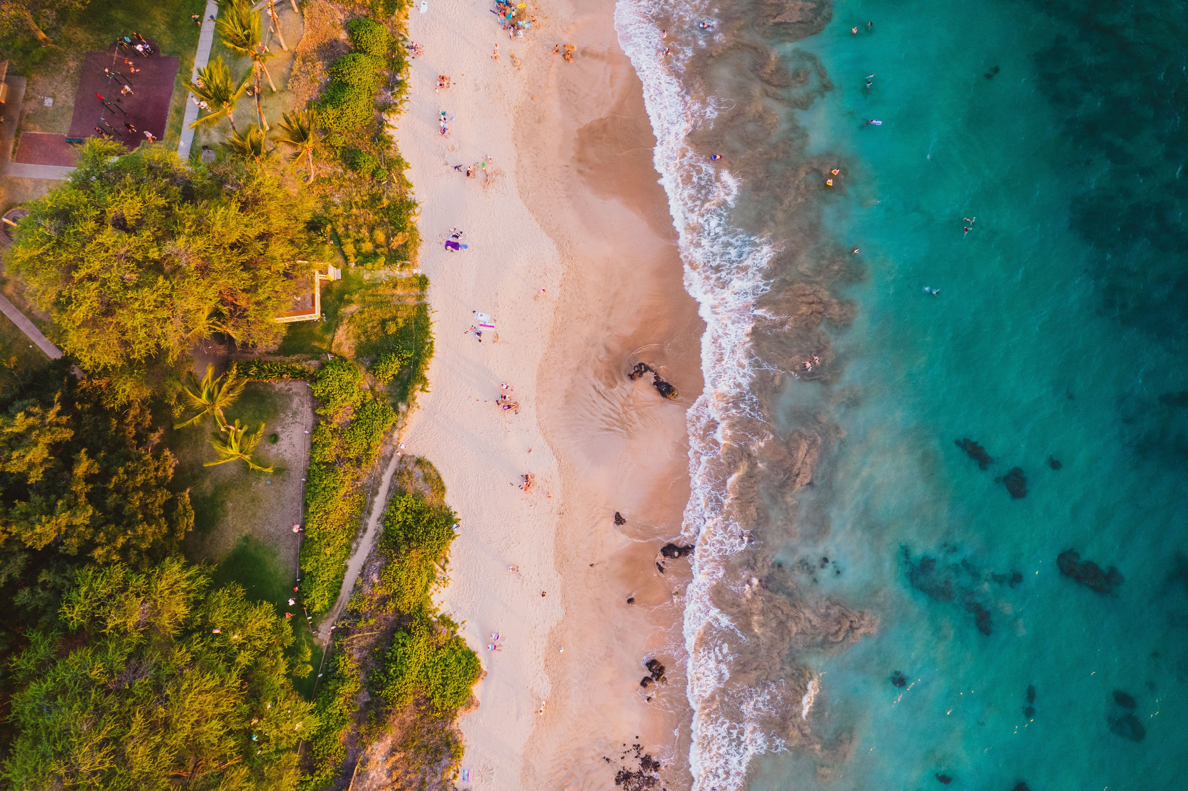 Aerial view of a turquoise tropical beach in Maui, Hawaiʻi