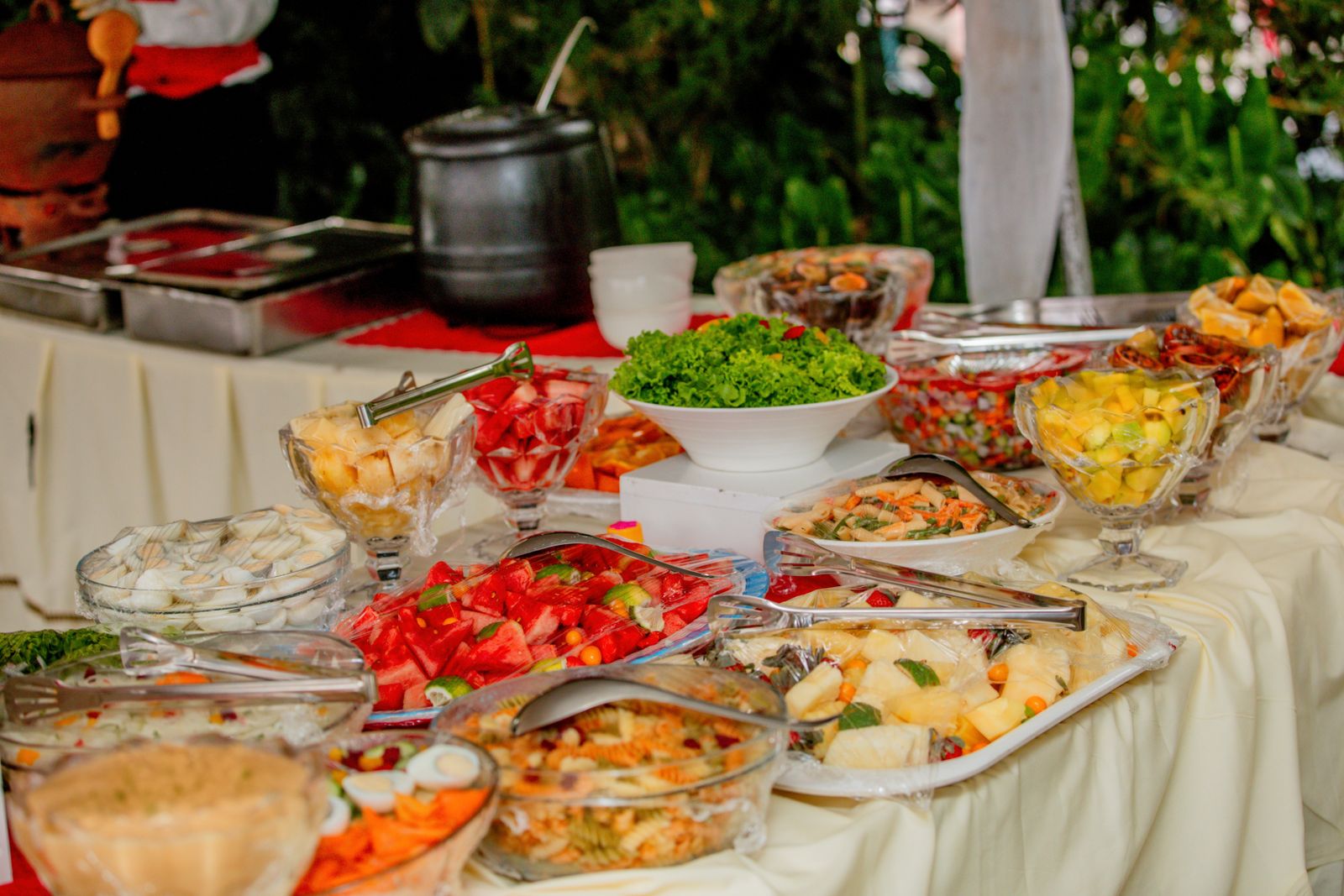 Outdoor luau party food buffet spread in Hawaiʻi
