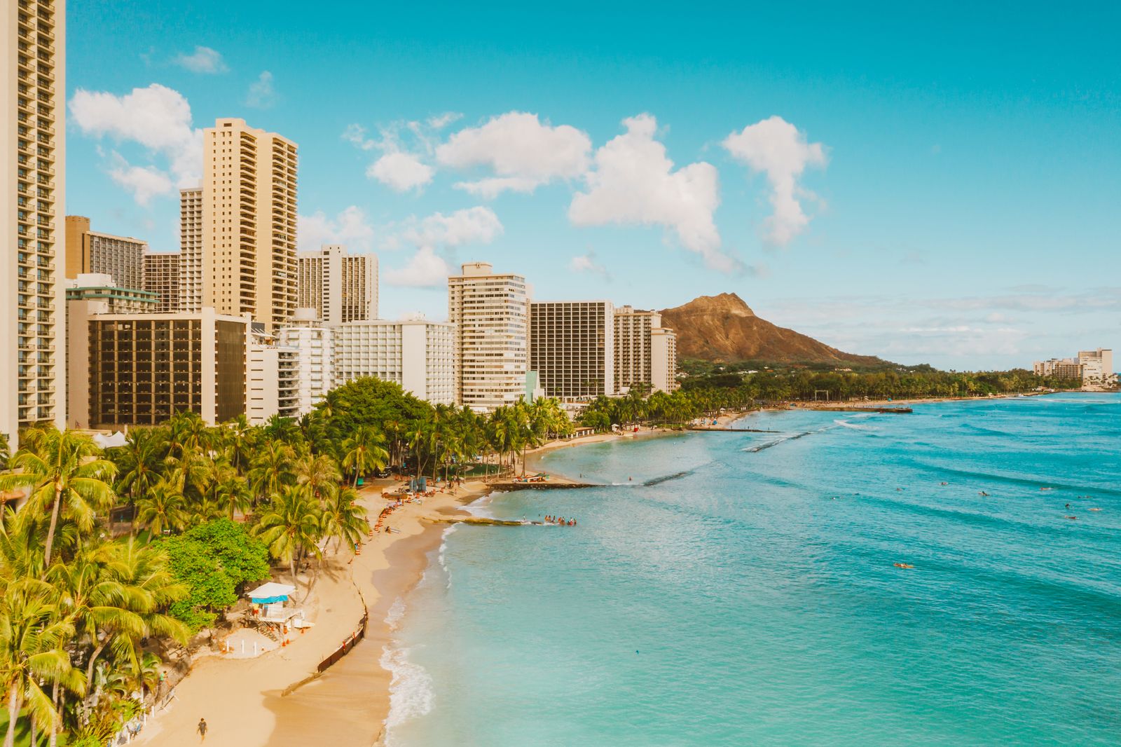 Aerial view of Waikiki Beach and Diamond Head crater in Hawaiʻi
