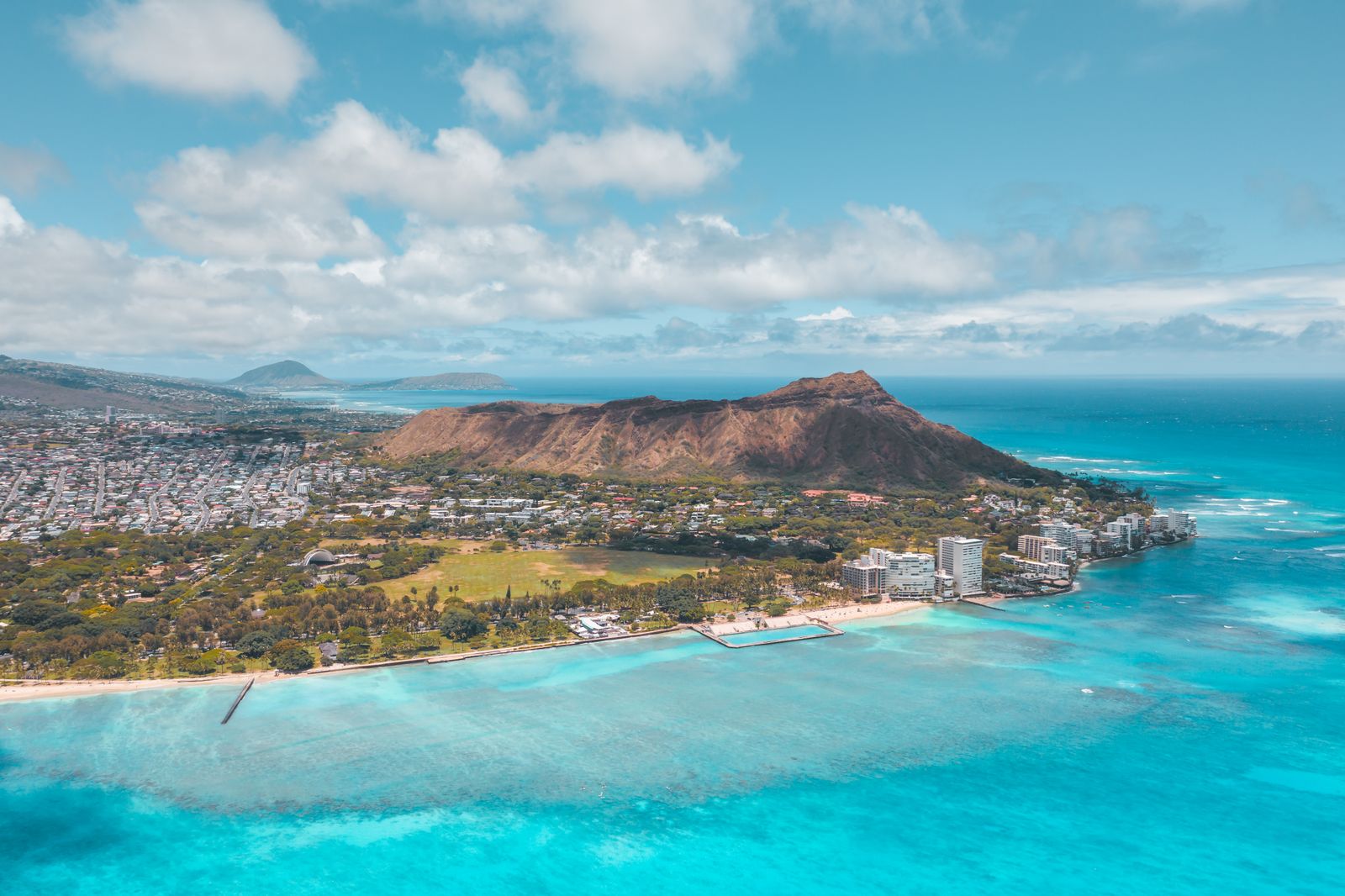 Aerial view of Diamond Head crater and the turquoise Oʻahu coastline in Hawaiʻi