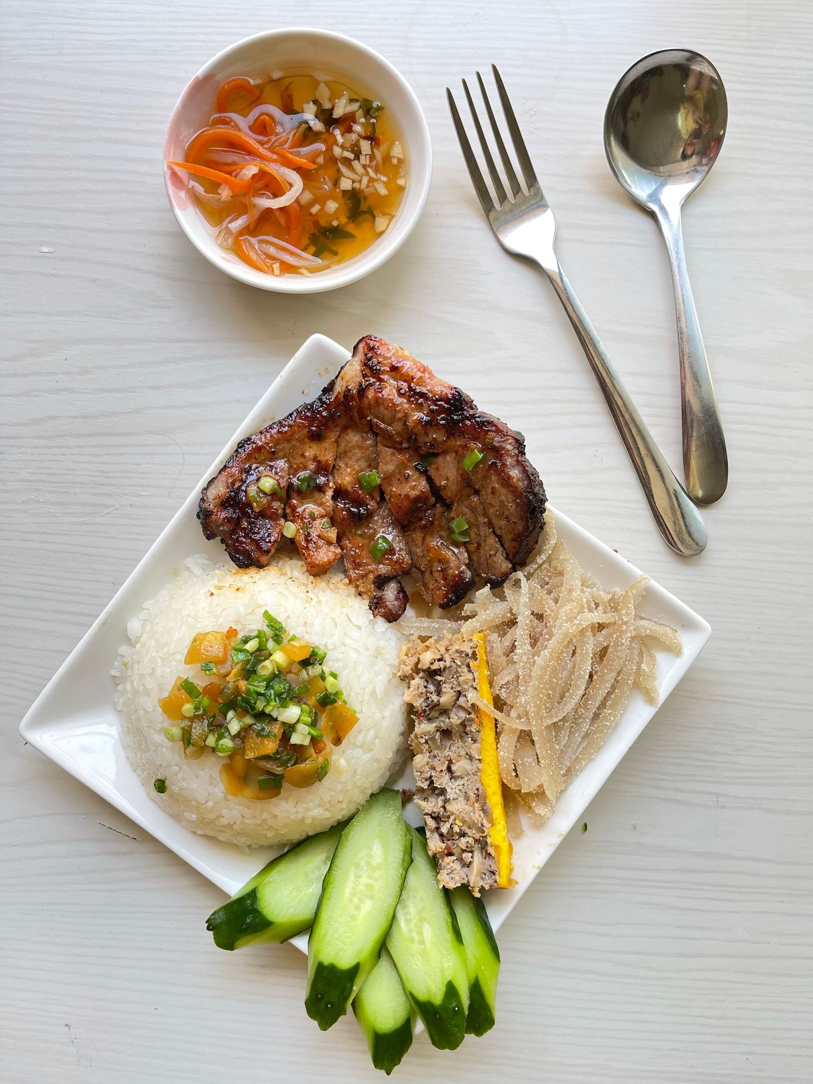 A Hawaiian plate lunch with rice, meat and a side